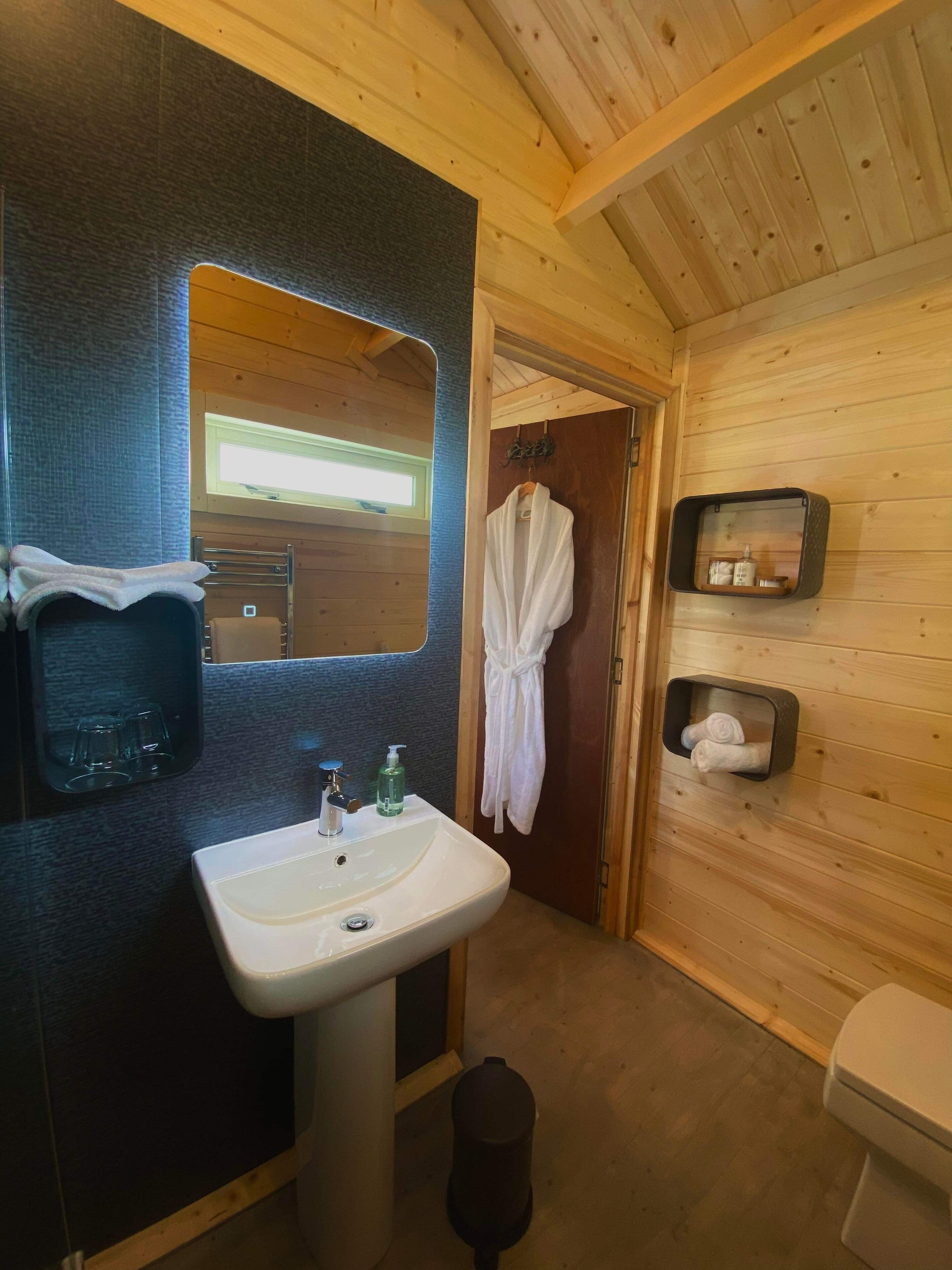 Cabin, 1 Bedroom (Barn Lodge) | Bathroom | Shower, free toiletries, hair dryer, towels