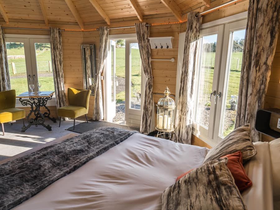 Cabin, 1 Bedroom (Campsie) | 1 bedroom, individually decorated, individually furnished