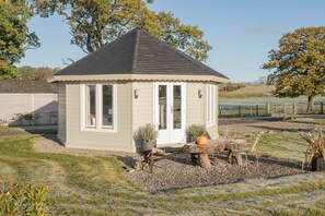 Cabin, 1 Bedroom (Campsie) | 1 bedroom, individually decorated, individually furnished - Dunroamin Lodges (Glasgow)