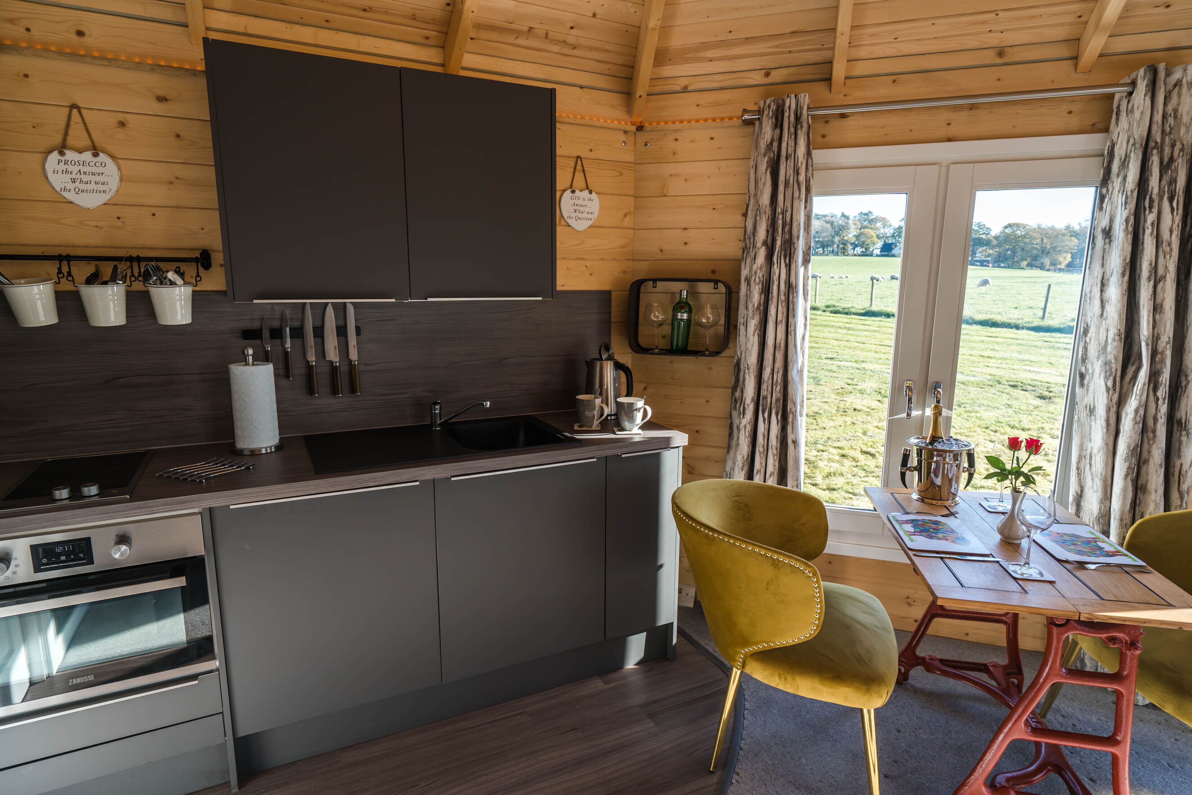 1 غرفة نوم وبديكورات فريدة لكل غرفة وطراز فريد لكل وحدة