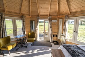 1 bedroom, individually decorated, individually furnished - Dunroamin Lodges (Glasgow)