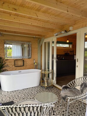 Cabin, 1 Bedroom (Barn Lodge) | 1 bedroom, individually decorated, individually furnished - Dunroamin Lodges (Glasgow)