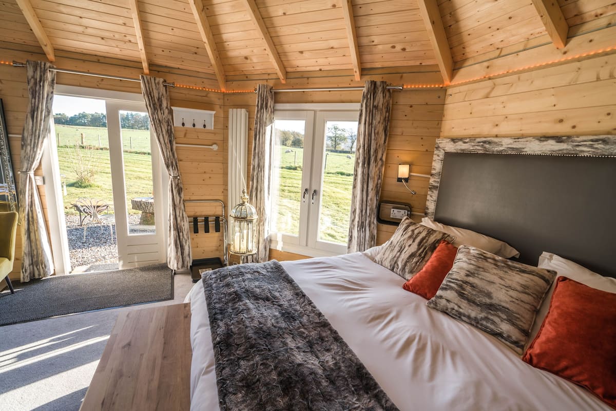 Cabin, 1 Bedroom (Dumgoyne) | 1 bedroom, laptop workspace, blackout drapes, WiFi (free)
