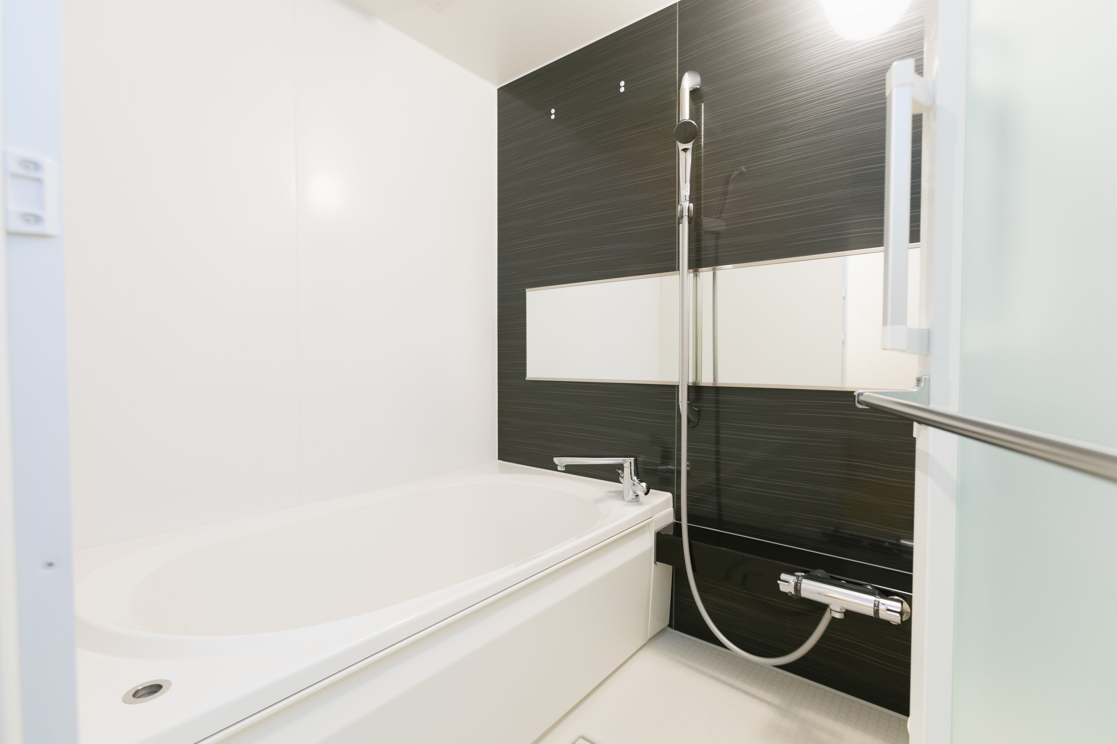 Duschwanne, Haartrockner, Hausschuhe, Toilette mit elektrischem Bidet