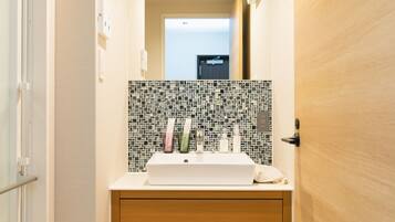 Kombinasi shower/bathtub, pengering rambut,  dan sandal