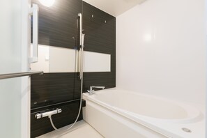 Ensemble douche/baignoire, sèche-cheveux, chaussons
