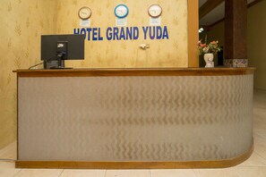 Reception - OYO 2181 Hotel Grand Yuda (Tenggarong)