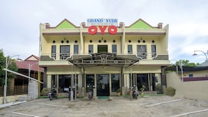 A hotel named Grand Yuda with a prominent sign. - OYO 2181 Hotel Grand Yuda (Tenggarong)