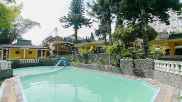 Kolam renang outdoor