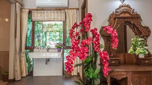 Bathtub dan shower terpisah dan bathtub besar