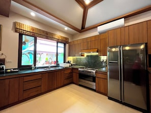 Full-sized fridge, oven, stovetop, coffee/tea maker