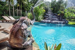 Piscine extérieure, cabanas gratuites, parasols