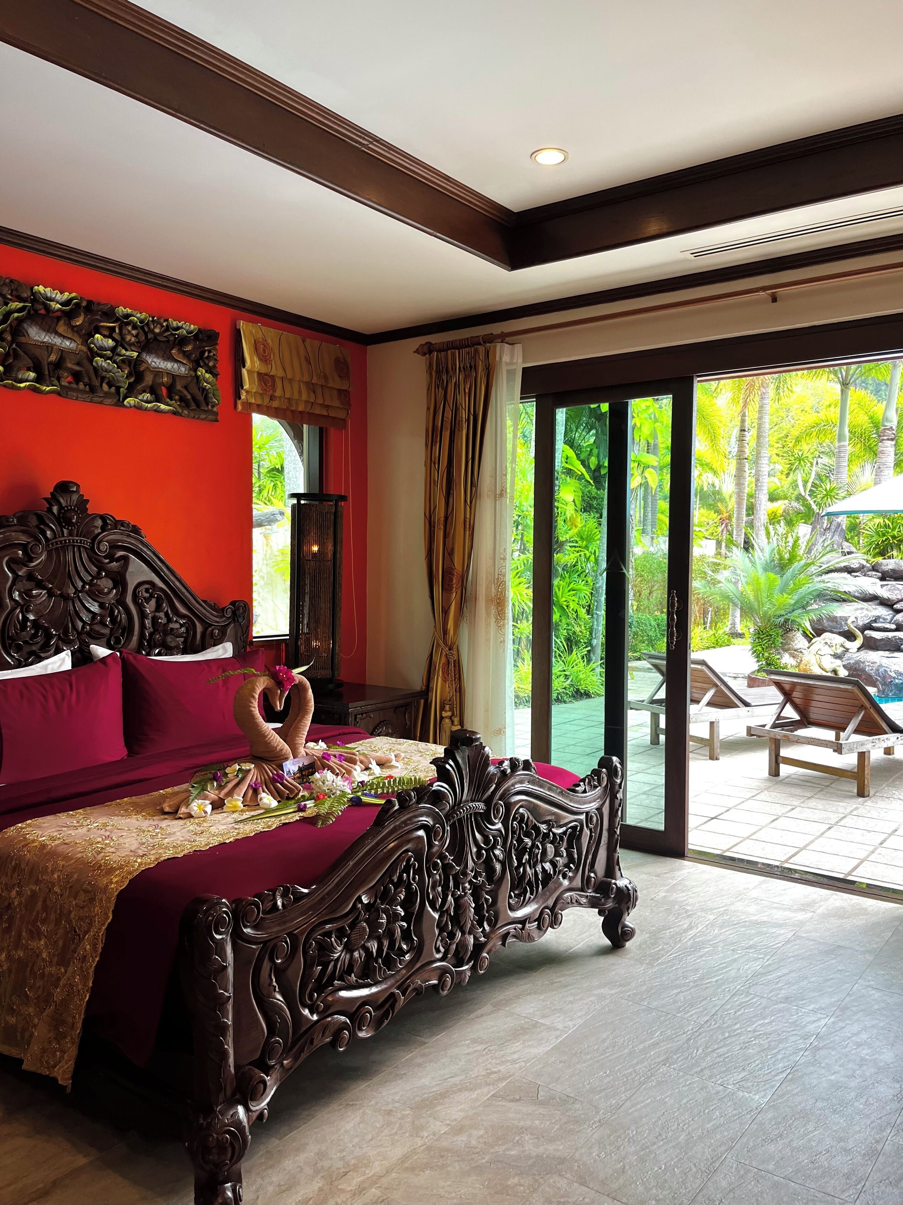 Ropa de cama de alta calidad y caja de seguridad en la habitación 