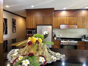 Full-sized fridge, oven, stovetop, coffee/tea maker