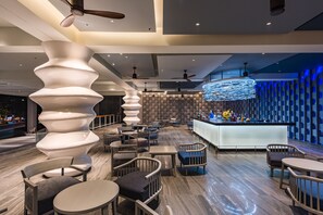 2 bares o lounges, bar en la alberca, bar junto a la alberca 