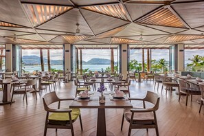 3 restaurants, breakfast, lunch served; local and international cuisine - Oceanfront Beach Resort (Patong)