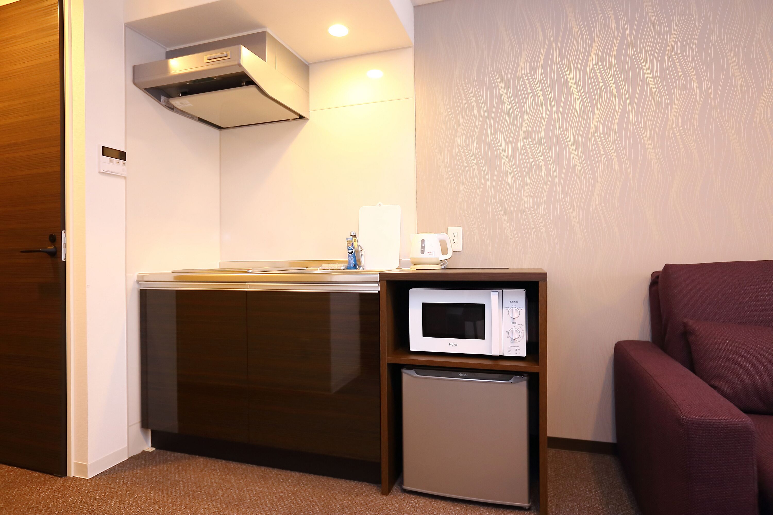 deluxe double room | private kitchenette | fridge, microwave, stovetop, electric kettle
