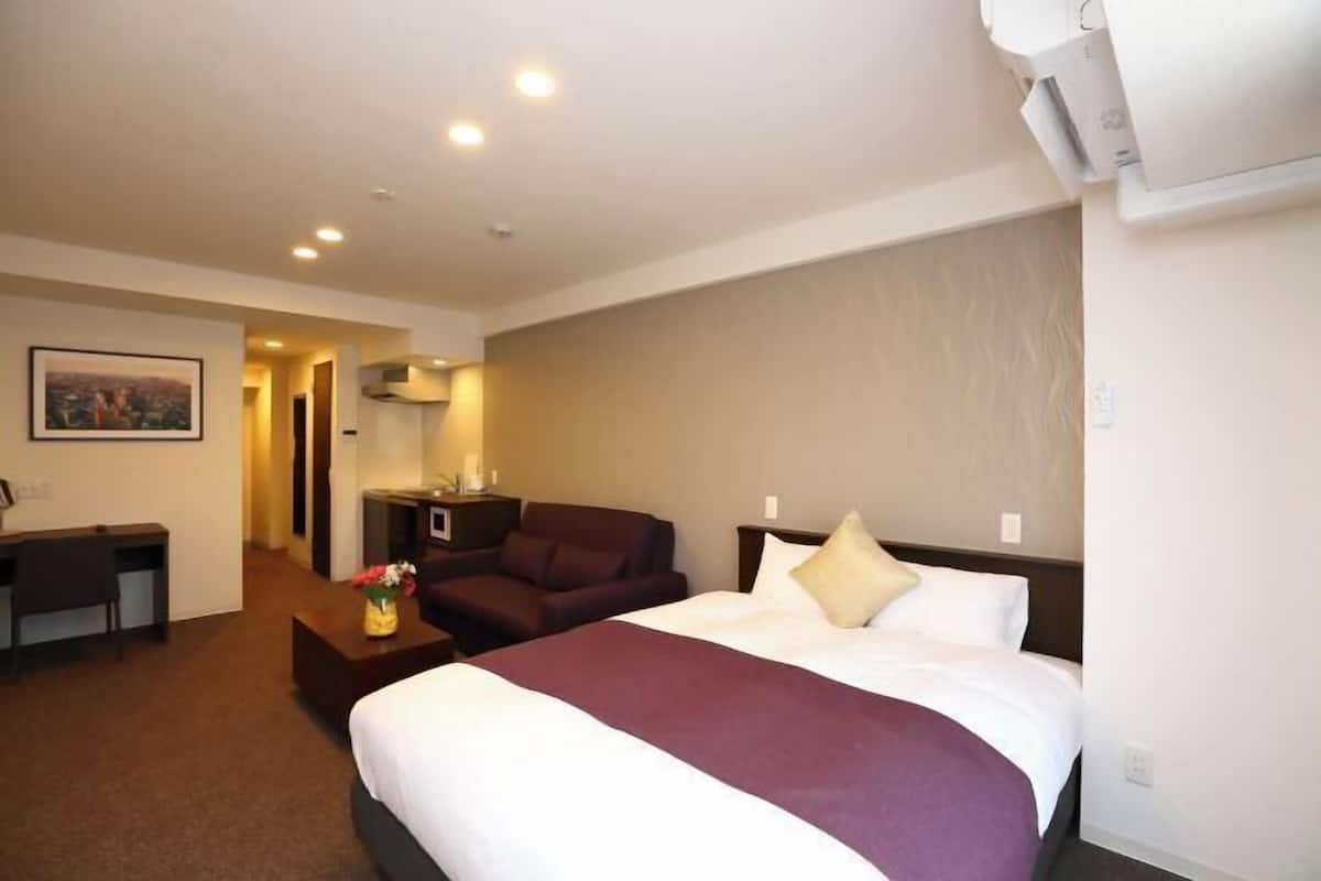 1 bedroom, down comforters, desk, blackout drapes