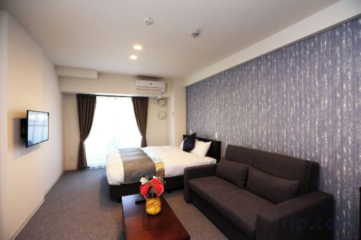 Down duvets, desk, blackout curtains, free WiFi