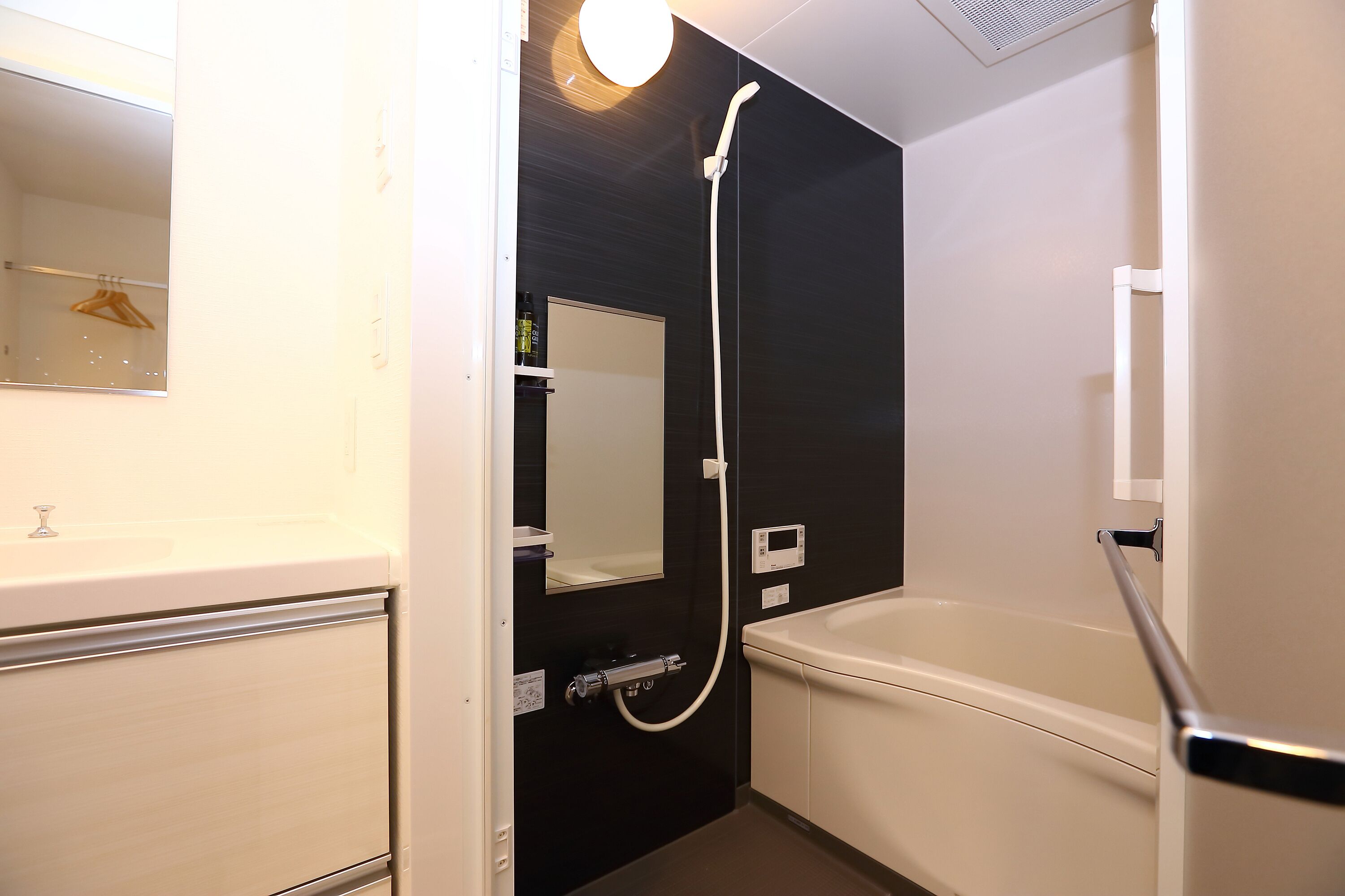 deluxe twin room | bathroom | combined shower/bathtub, hair dryer, slippers, electronic bidet