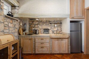 Kühlschrank, Mikrowelle, Wasserkocher mit Kaffee-/Teezubehör