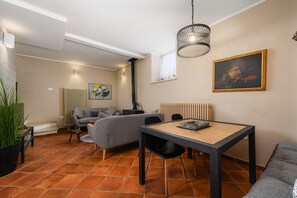 TV, caminetto, lettore DVD