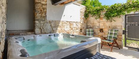 Outdoor spa tub