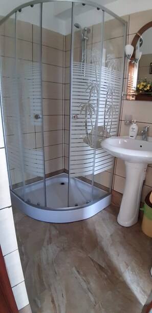 旋水按摩花洒、免费洗浴用品、吹风机、加热地板（浴室�）