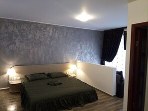 舒适三人房 | 熨斗/熨板、免费 WiFi