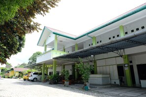 Exterior - OYO 2186 Esbe Hotel Syariah (Tanjung Pandan)