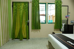 Deluxe Double Room | Desk, free WiFi, bed sheets - OYO 2186 Esbe Hotel Syariah (Tanjung Pandan)