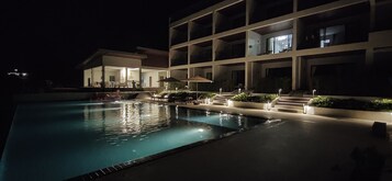 室外游泳池，07:30 至 19:00 开放，池畔遮阳伞，日光浴躺椅