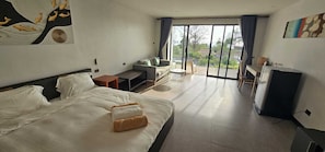 Pool Access Room | Camas com colchões pillow-top, cofres nos quartos, escrivaninha