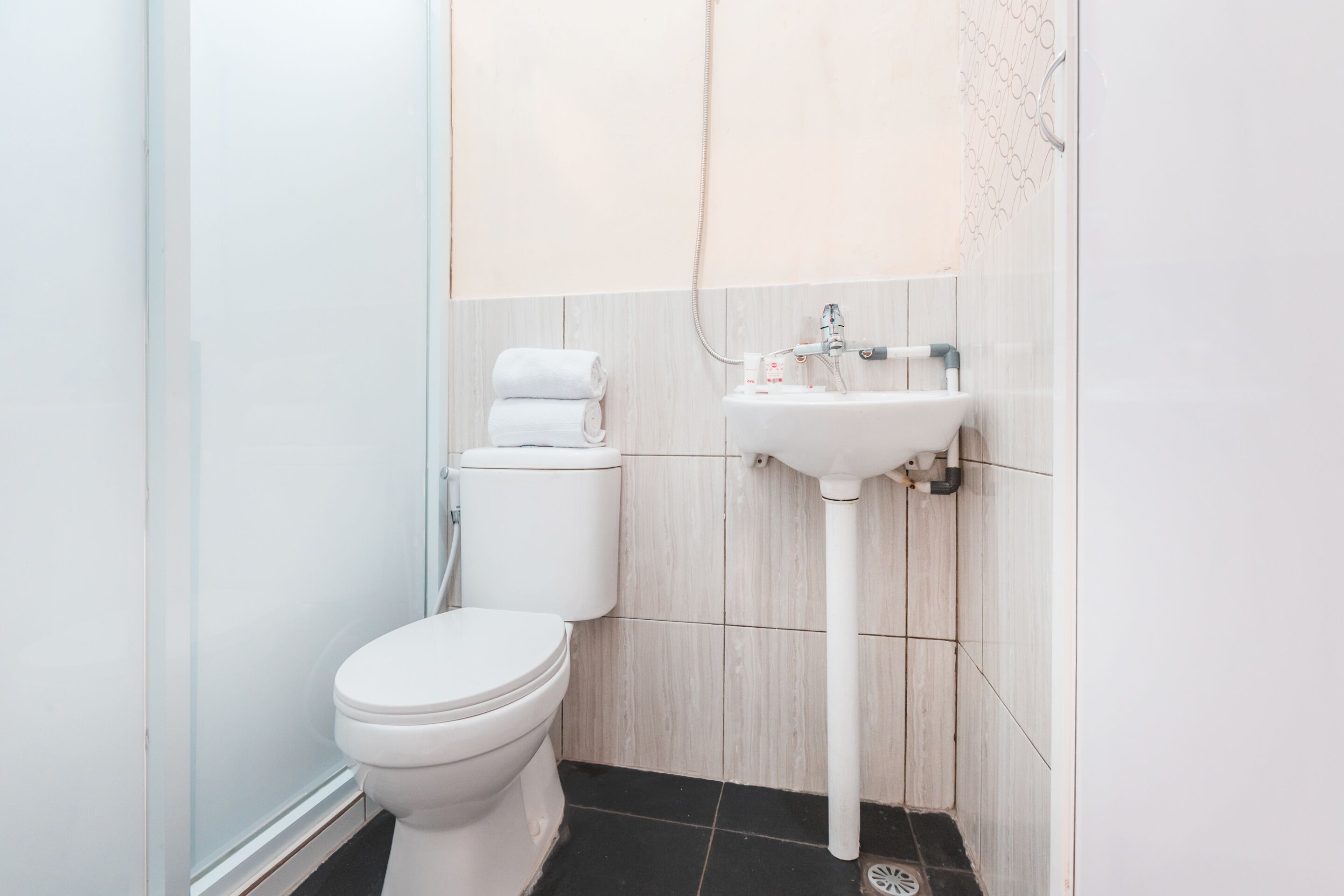 Photo - Hotel O J&b Room Pramuka