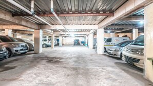 A multi-level parking garage with concrete floors and metal beams. - Hotel O J&b Room Pramuka (Jakarta)