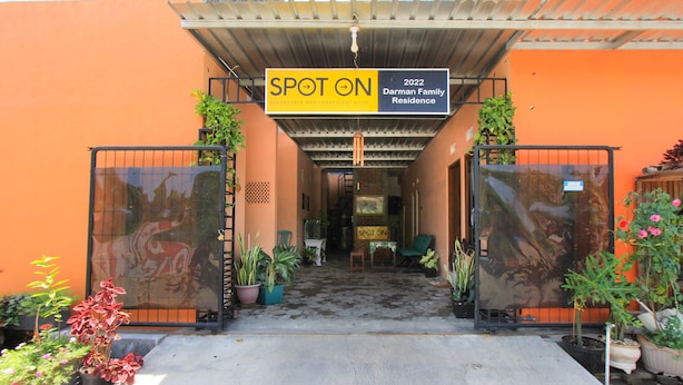 A hotel entrance with a sign reading "SPOT ON 2022 Darman Family Residence". - SPOT ON 2022 Darman Family Residence Syariah (Banyuwangi)