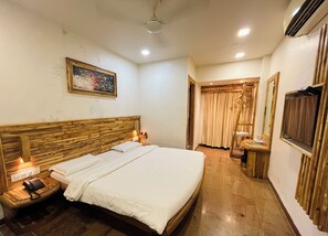 Deluxe Triple Room - Hotel Shripad Continental (Amravati)