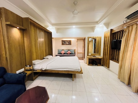 Luxury Room | Soundproofing, bed sheets