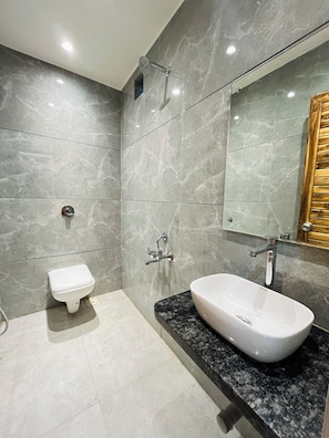 Executive Quadruple Room | Bathroom | Shower, rainfall showerhead, free toiletries, towels - Hotel Shripad Continental (Amravati)