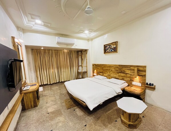 Executive Quadruple Room | Soundproofing, bed sheets - Hotel Shripad Continental (Amravati)