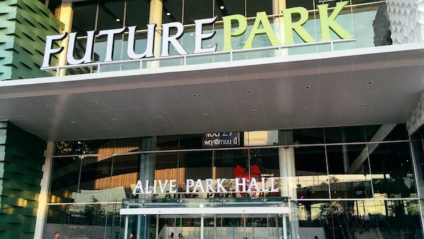 The exterior of a building with a sign that reads "FUTURE PARK" and "ALIVE PARK HALL". - OYO 689 Baan Yuyuen (Pathum Thani)