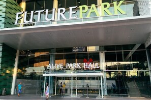 L’extérieur d’un bâtiment sur lequel on peut lire les inscriptions « FUTURE PARK » et « ALIVE PARK HALL ».