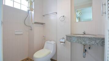 Habitación estándar con 2 camas individuales | Baño | Regadera, toallas, jabón, shampoo