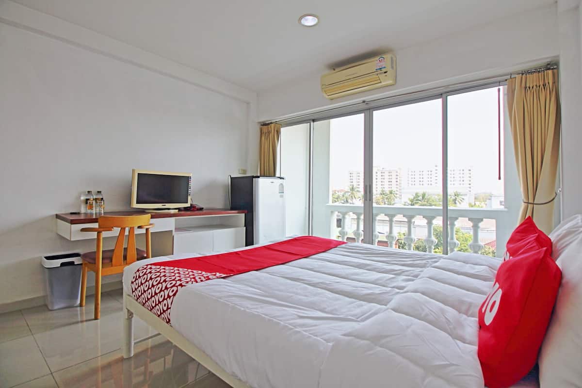 Desk, WiFi (free), bed sheets