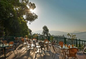 Restaurant - Club Mahindra Mount Serene Resort in Munnar (Devikolam)
