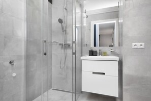 Shower, hair dryer, towels, shampoo - Comfortable Apartment in the Center | Workspace, Balcony (Warszawa)