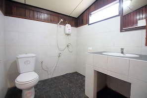 A bathroom with a toilet, a sink, and a shower. - OYO 476 Ban Rimnam Resort (Kamphaeng Saen)