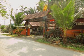 Exterior - OYO 476 Ban Rimnam Resort (Kamphaeng Saen)