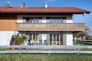 Exterior - Cosy Apartment "Seeblick" with Garden, Terrace & Wi-Fi (Bad Heilbrunn)