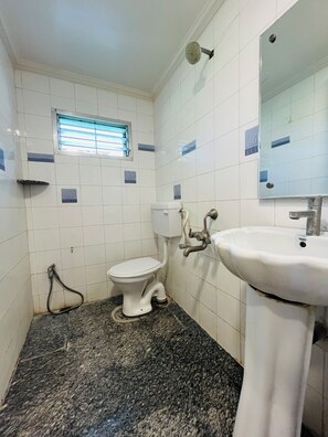 Executive Double Room | Bathroom | Shower, free toiletries, bidet, towels